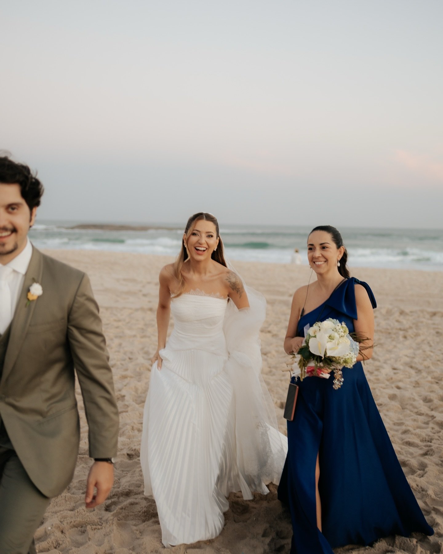 Detalhe de decoração de casamento com os noivos ao fundo